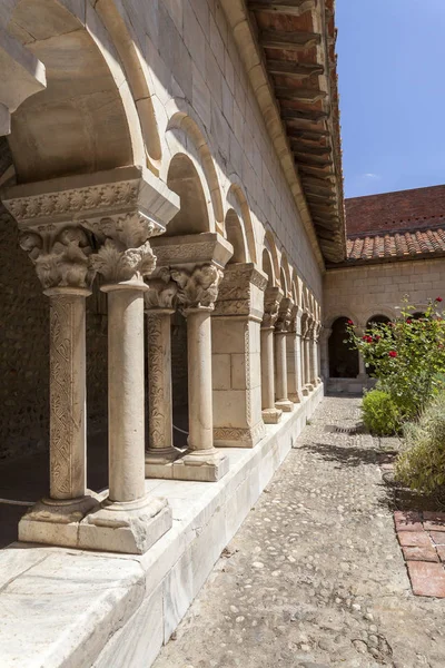 Claustro románico del monasterio de Elne, Languedoc-Rosellón, Francia . — Foto de Stock