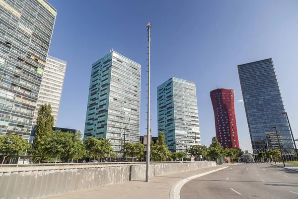 Edifícios modernos, centro econômico na Praça, Plaza Europa, Hospitalet de Llobregat, província de Barcelona, Catalunha . — Fotografia de Stock