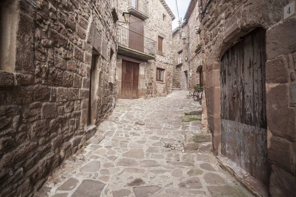 Sokak Köyü, taş döşeme ve duvar L Estany, moianes bölge comarca, il Barcelona, İspanya. — Stok fotoğraf