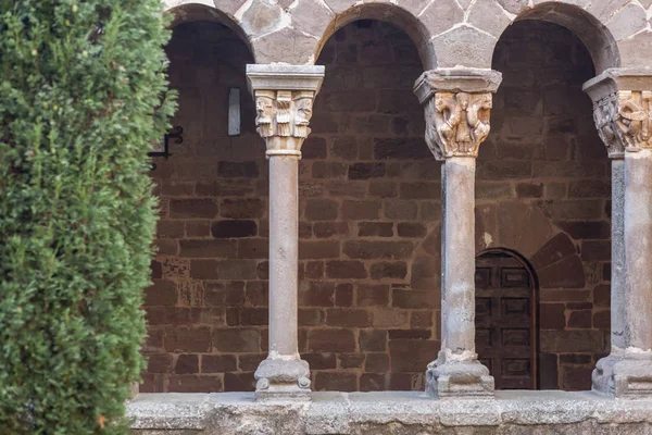 Claustro, de estilo románico, de Monasterio de Santa Maria, L Estany, comarca moianes, provincia Barcelona, Cataluña . — Foto de Stock