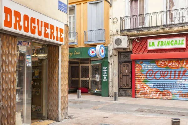 Tiendas de colores en una calle de Perpiñán, Languedoc-Rosellón, Francia . —  Fotos de Stock