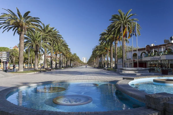 Passeio marítimo e lagoa na cidade mediterrânea de Salou, Costa Daurada, província de Tarragona, Catalunha . — Fotografia de Stock