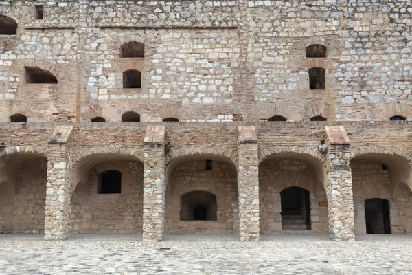 Fort de Salses, fortaleza catalã, monumento histórico, pátio interno, Salses, Pirinéus-orientales, Occitanie . — Fotografia de Stock