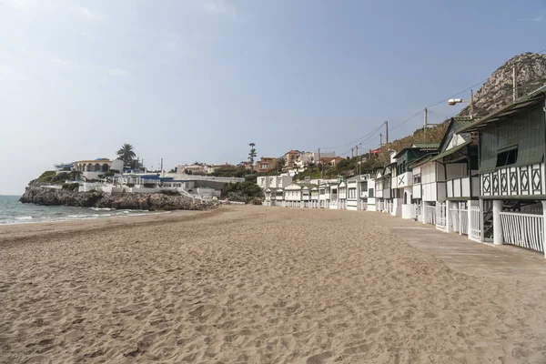 Casas de vacaciones y playa mediterránea en Garraf, Sitges, provincia Barcelona, Cataluña, España . —  Fotos de Stock