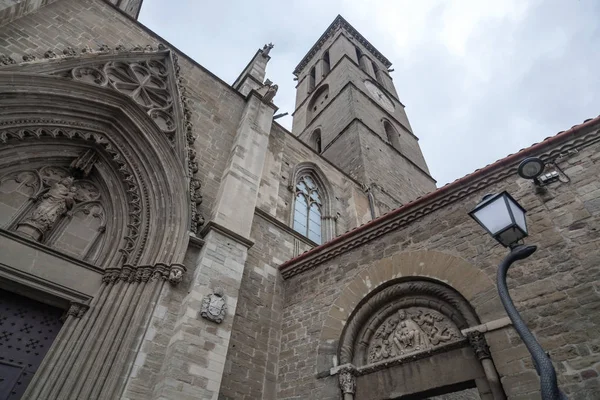 Edifício de arquitetura religiosa, Basílica Colegiada de Santa Maria também conhecida como La Seu, estilo romanesco-goyhic em Manresa, província de Barcelona, Catalunha . — Fotografia de Stock