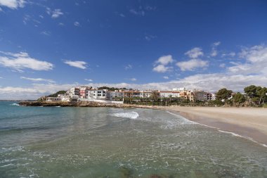 Roda de Bera 'daki Akdeniz plajı, Roc Sant Gaieta, Costa Daurada, Tarragona, Katalonya.