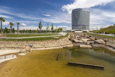 Modern mimarisi, kule, Torre del Agua, expo 2008 site inşa. Zaragoza, İspanya.