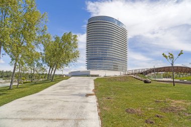 Modern mimarisi, kule, Torre del Agua, expo 2008 site inşa. Zaragoza, İspanya.