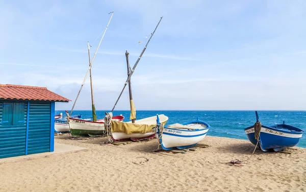 Pláž a lodě v Pineda de Mar, regionu maresme, Provincie Barcelona, Katalánsko. — Stock fotografie