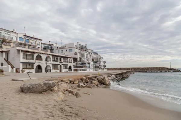 Roc Sant Gaieta, pintorescos edificios residenciales, vistas a la playa mediterránea, Roda de Bera, Costa Daurada, provincia Tarragona, Cataluña —  Fotos de Stock