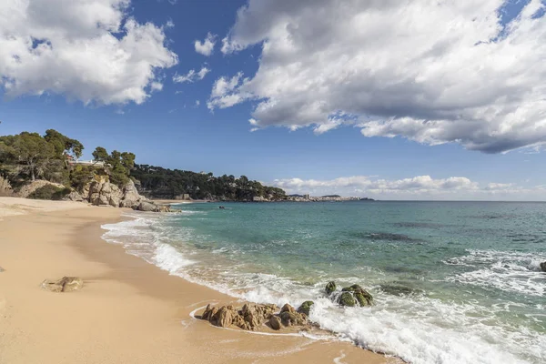 Playa del Mediterráneo, Costa Brava, Sant Antoni de Calonge . — Foto de Stock