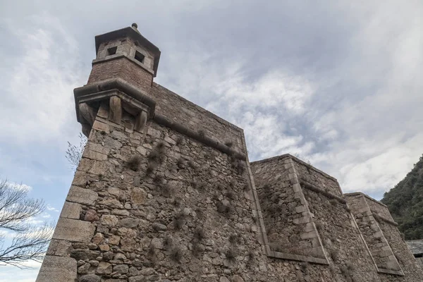 Antica costruzione nel borgo medievale di Villefranche-de-Conflent, patrimonio dell'umanità unesco. Occitania . — Foto Stock