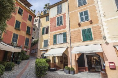 Cadde görünümü turistik köy, Portofino, ligurian kıyısında, İtalya.