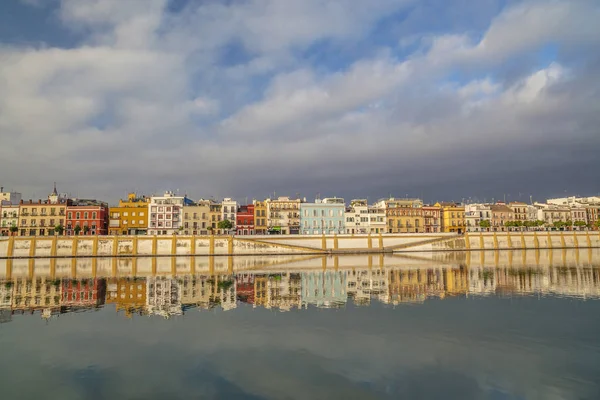 Panoramisch uitzicht op rivier en gekleurde huizen van de Barrio de Triana, kwartaal. Sevilla, Andalusië, Spanje. — Stockfoto