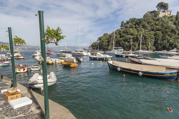 PORTOFINO, Vista marítima del famoso pueblo en la costa de Liguria . — Foto de Stock