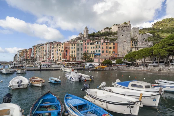 Färgade hus och båtar i front Maritim av liguriska byn Portovenere. — Stockfoto