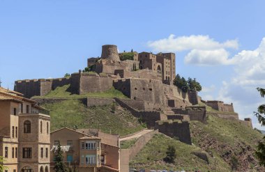 Castle, Cardona, Ortaçağ Kalesi, Gotik ve Romanesk tarzı. Kalenin bir yapı, devlet tarafından işletilen lüks bir otel şu anda kullanılır. Görünümünü Kalesi ve Köyü, Cardona, il Barcelona, İspanya.