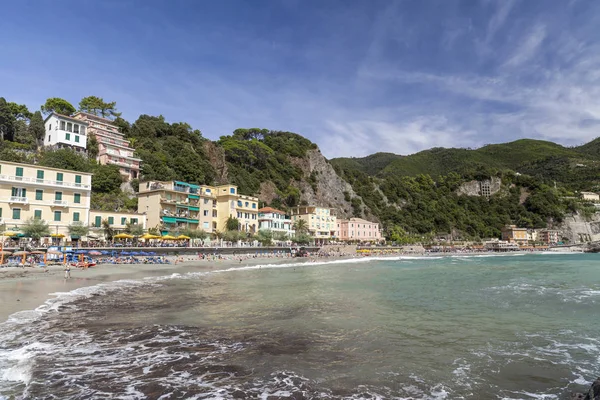 리구리아 몬테로 소 마을, 친퀘테레, 이탈리아의 해변 보기. — 스톡 사진