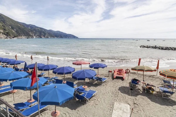 Plaj manzarası Ligurya Monterosso Köyü, Cinque Terre, İtalya.