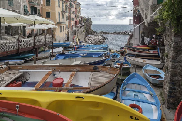 Riomaggiore, výhled na vesnici, barevné lodě — Stock fotografie