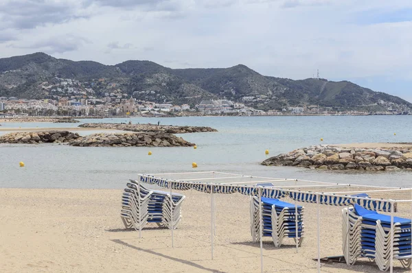 Παραλία της Μεσογείου στο καταλανικό χωριό του Sitges, Επαρχία Βαρκελώνη, Καταλονία, Ισπανία. — Φωτογραφία Αρχείου