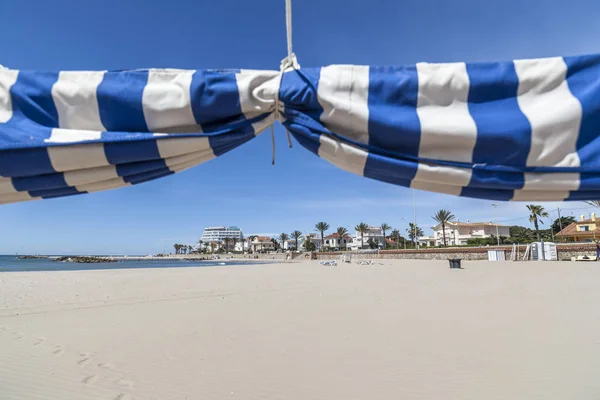 Praia do Mediterrâneo na aldeia catalã de Sitges, província de Barcelona, Catalunha, Espanha . — Fotografia de Stock