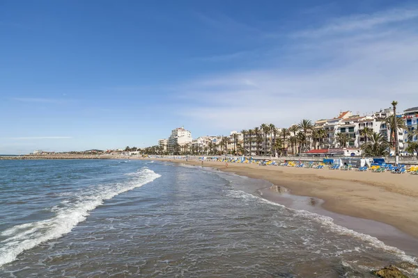 Paseo marítimo y playa en pueblo catalán de Sitges, provincia Barcelona, Cataluña, España . — Foto de Stock