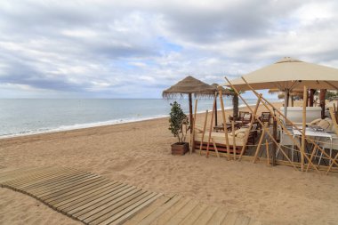 Akdeniz beach ve teras bar Pineda de Mar, maresme bölge, il Barcelona, İspanya.