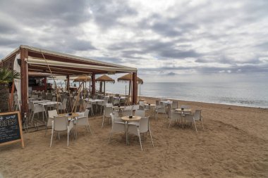 Akdeniz beach ve teras bar Pineda de Mar, maresme bölge, il Barcelona, İspanya.