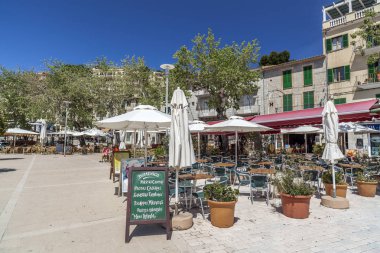 Deniz gezinti, Teras bar restoran Port içinde Balear Köyü bağlantı noktası-Nottingham, Mayorka Adası, Balear Adaları, İspanya.