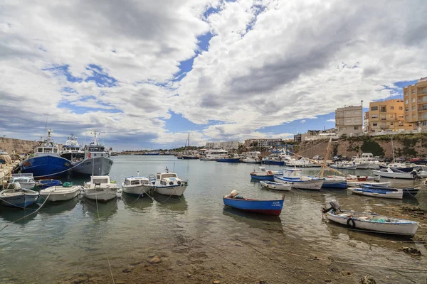 Pueblo y puerto pesquero vista de Ametlla de Mar, pueblo catalán de Costa Daurada . — Foto de Stock