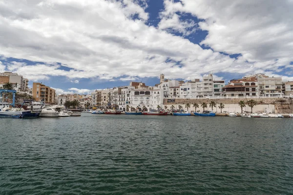 Pueblo y vista al puerto de Ametlla de Mar, pueblo catalán de Costa Daurada . — Foto de Stock