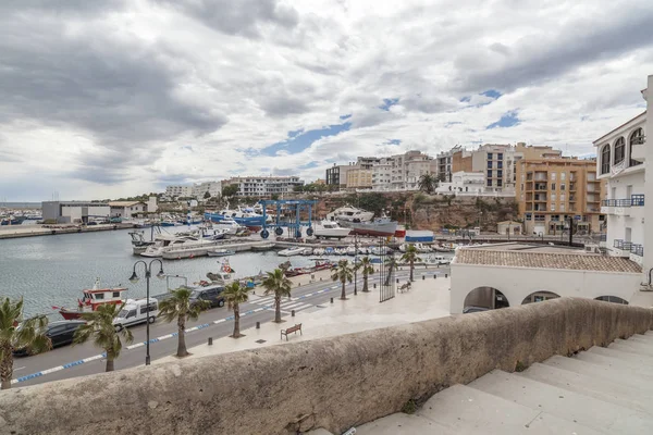 Pueblo y vista al puerto de Ametlla de Mar, pueblo catalán de Costa Daurada . — Foto de Stock