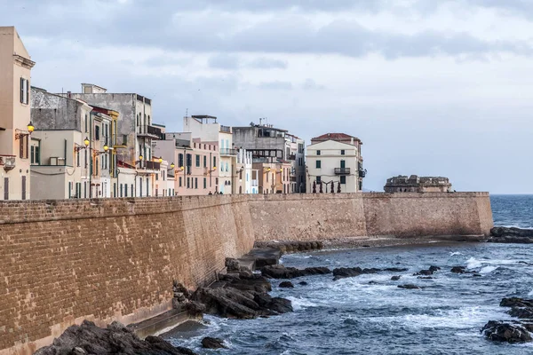 Paseo marítimo, murallas y vistas al mar en Bastioni Marco Polo en la ciudad mediterránea de Alghero, Cerdeña, Italia . — Foto de Stock