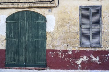 Eski kapı ve pencere Ciutadella, Balear Adaları, İspanya.