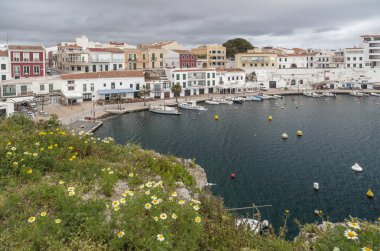 Açık deniz Es Castell, Minorca, Balear Adaları, İspanya genel görünümü.