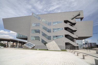 Modern mimari, bina, Edificio Muhalefet İnbotu Barcelona, yazan MBM- Martorell-Bohigas-Mackay, Arquitectes. Barselona.