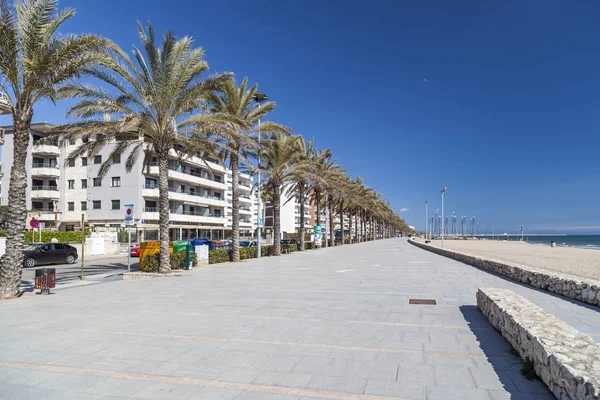 Paseo marítimo y playa en la ciudad mediterránea de Calafell, provincia Tarragona, Costa Daurada, Cataluña, España . — Foto de Stock