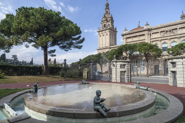 BARCELONA, Jardins, Jardins Joan Maragall, lagoa com estátuas de querubim, no fundo Palácio Nacional, Parque Montjuic . — Fotografia de Stock