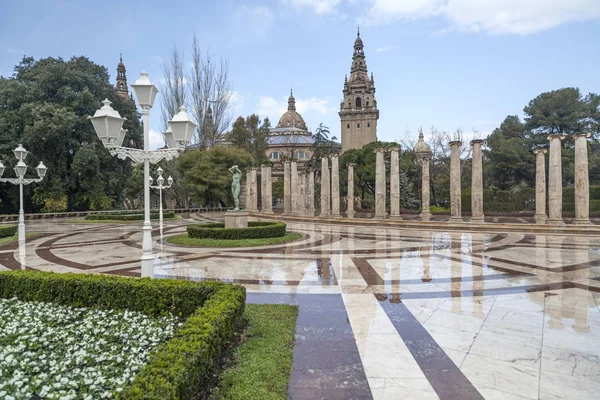 BARCELONA, Jardines, Jardines Joan Maragall, paseo marítimo con columnas iónicas, al fondo Palacio nacional, Parque Montjuic . — Foto de Stock