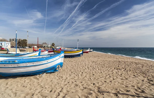 Playa mediterránea y barcos de pesca en Calella, región del Maresme, provincia Barcelona, Cataluña . — Foto de Stock