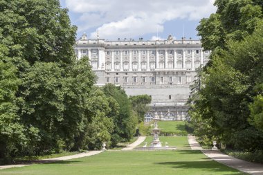 MADRID-Jardines, bahçeler, Campo del Moro. Arka planda Palacio Real, Kraliyet Sarayı.