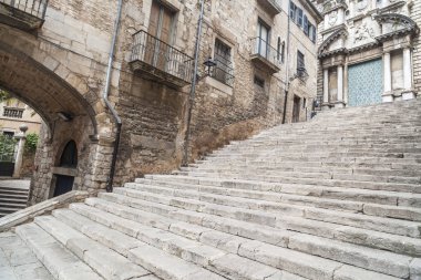 Cadde görünümü, eski binalar, taş merdivenle, tarihi merkez, Pujada de Sant Domenec ya da Escalinata de Sant Marti, Girona, İspanya.