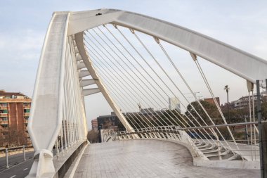 Modern köprü, Puente Calatrava ya da Bac de Roda, yazan Santiago Calatrava. Barselona.