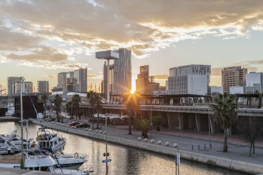 Marina, bağlantı noktası forumda Sant Adria de Besos, sınır şehri ile Barcelona günbatımı. Arka plan Forum alanı modern binalar.