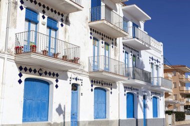 Deniz promenade, cephe ev beyaz ve mavi, deniz dörtte Sant Salvador, El Vendrell, Costa Daurada, Katalonya, İspanya.