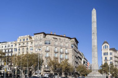 Cadde görünümü, Dikilitaş ve evler. Diagonal avenue, Barcelona.