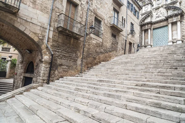 Vista rua, edifícios antigos, escadas de pedra, centro histórico, Pujada de Sant Domenec ou Escalinata de Sant Marti, Girona, Catalunha . — Fotografia de Stock