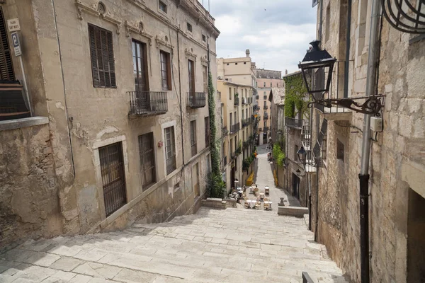 Vistas a la calle, edificios antiguos, escaleras de piedra, centro histórico, Pujada de Sant Domenec o Escalinata de Sant Marti, Girona, Cataluña . — Foto de Stock