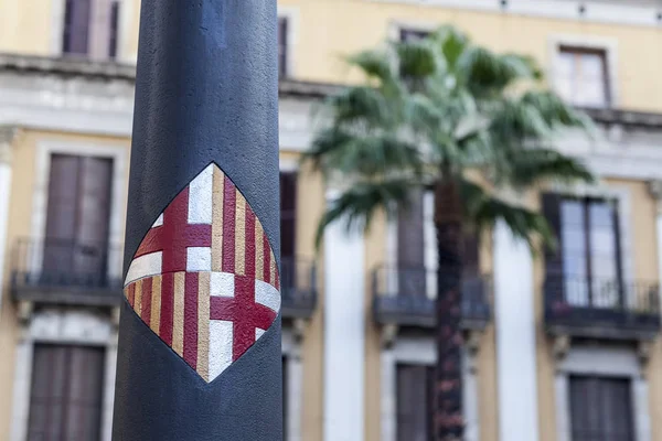 Escudo de la ciudad en una farola diseñada por Antoni Gaudí en la Plaza Real de Barcelona . — Foto de Stock